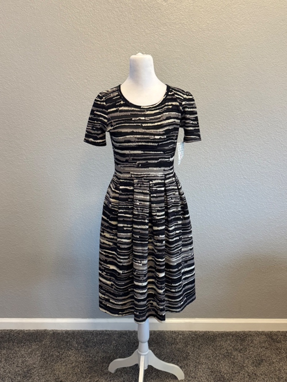 LulaRoe "Amelia" Dress with Pockets - size Small New with Tags - Picture 2 of 10